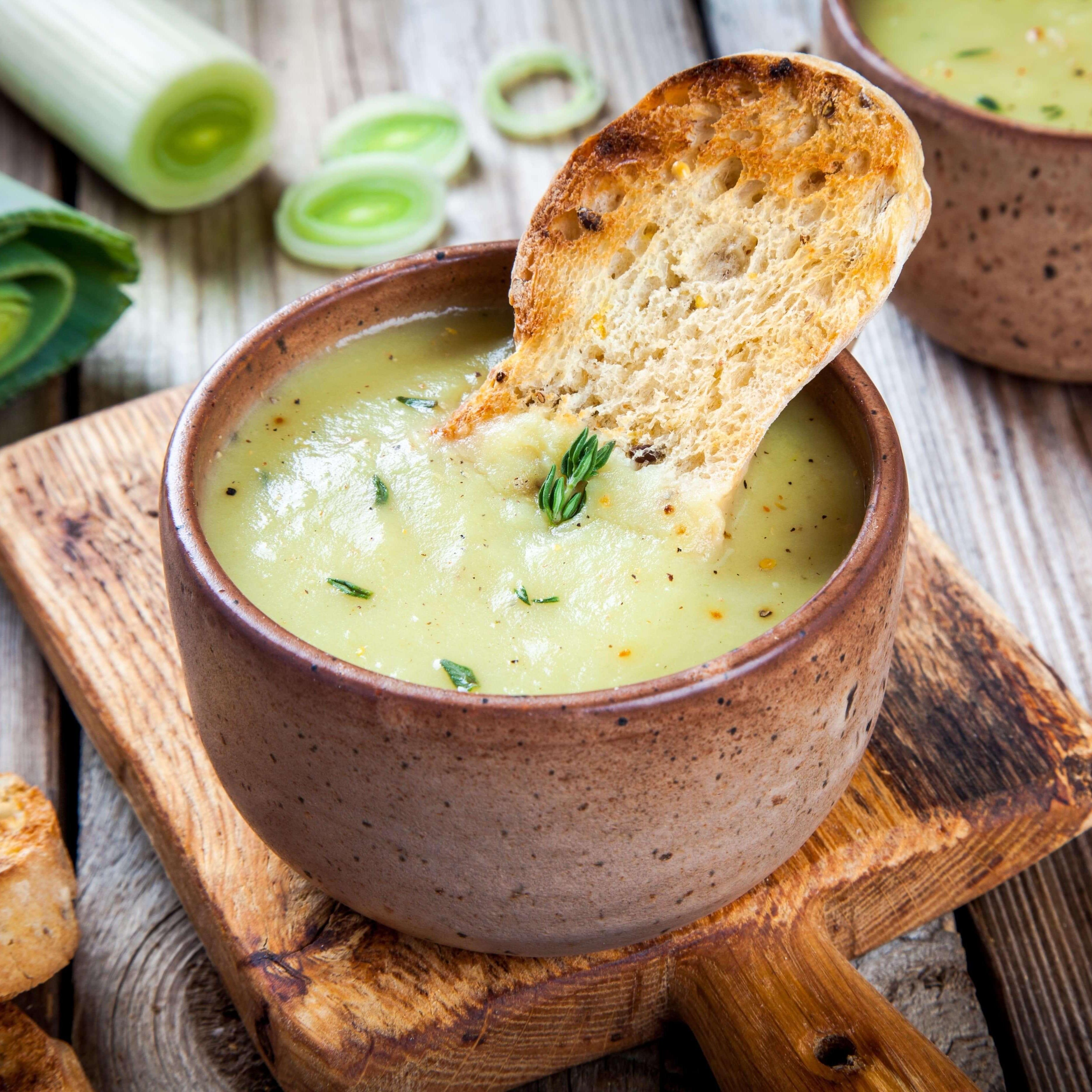 Enjoy comfort in a bowl with our leek and potato soup recipe. A creamy and satisfying classic!