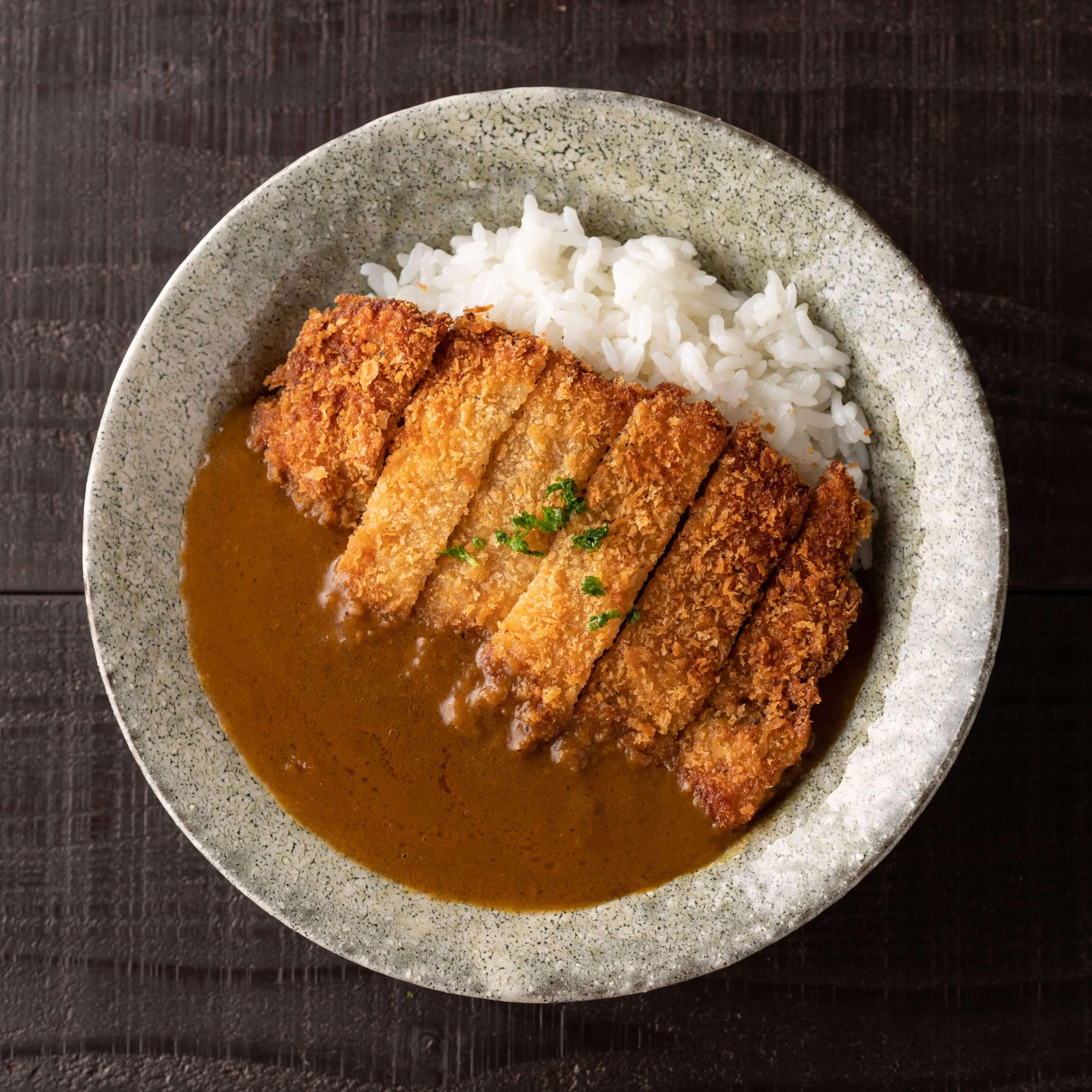 Discover Japanese comfort with our chicken katsu curry recipe. Crispy chicken, aromatic curry, pure satisfaction!